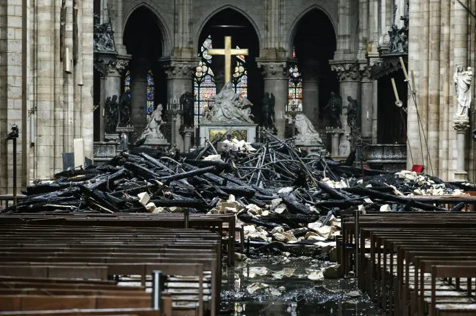 A lángoló Notre-Dame 2019. április 15-én, az alsó képen a kolostor belseje másnap – Fotó: Hubert Hitier / AFP és Ludovic Marin / AFP