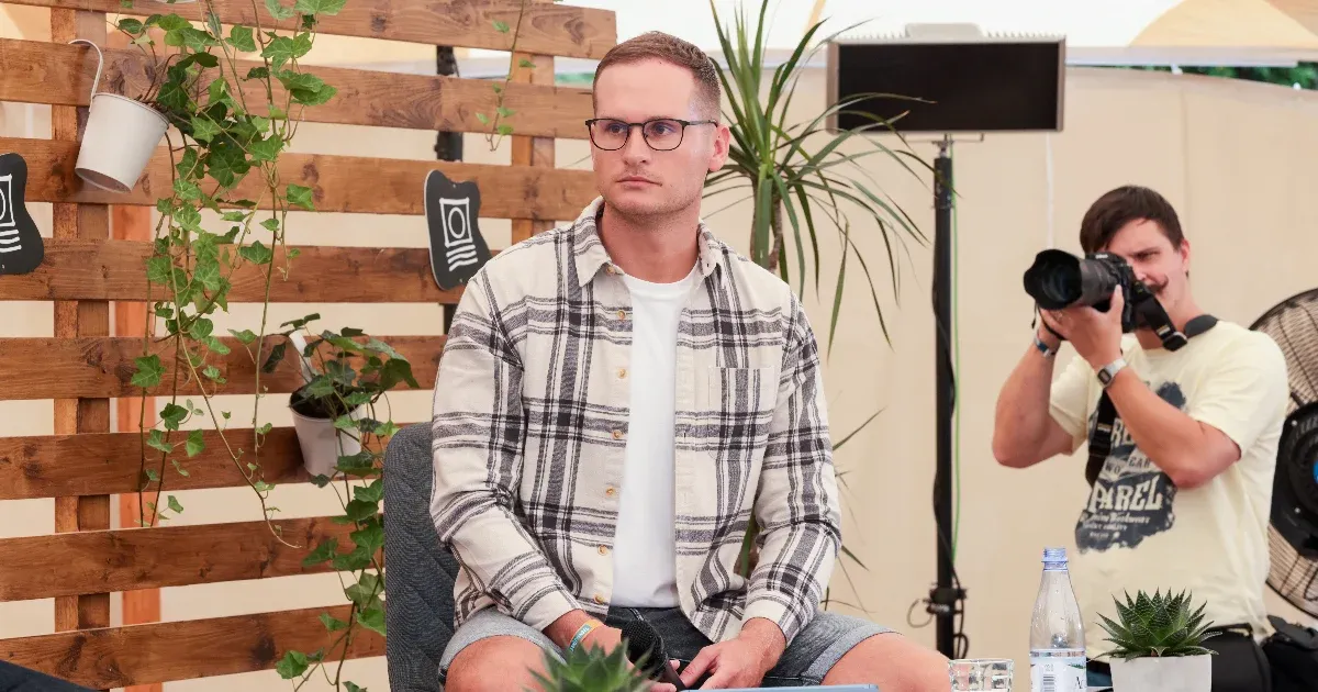 A TV2-t fideszes tévének nevezve szállt bele váratlanul Tillába a megafonos Deák Dániel