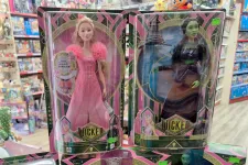 A Mattel bocsánatot kért, miután a rajongók pornóoldalra mutató linket találtak a gyerekjátékok dobozán