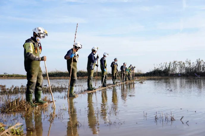 Tűzoltók az Albufera Lagúna rizsföldjein, ahol még kutatnak az áldozatok után – Fotó: Ana Beltran / Reuters