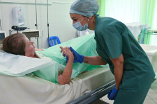 A mézesmadzag mellett a korbácsot is előveszi a kórházakban a kormány