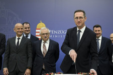 Évekig harcolt ellene, most beszedi a pénzt a kormány a minimumadóból