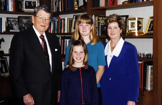 Ronald Reagan és Susie Wiles lányaival a korábbi amerikai elnök kaliforniai irodájában 1998. márciusában – Forrás: Susie Wiles családi archívuma