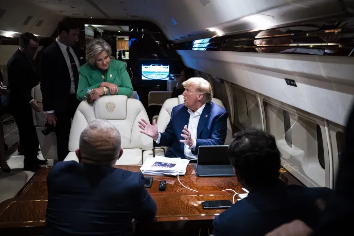 Donald Trump és Susie Wiles újságírókkal a „Trump Force One” néven ismert repülőgép fedélzetén 2023. június 10-én, hazafelé tartva egy kampányrendezvényről az észak-karolinai Greensboroból – Fotó: Jabin Botsford / The Washington Post / Getty Images