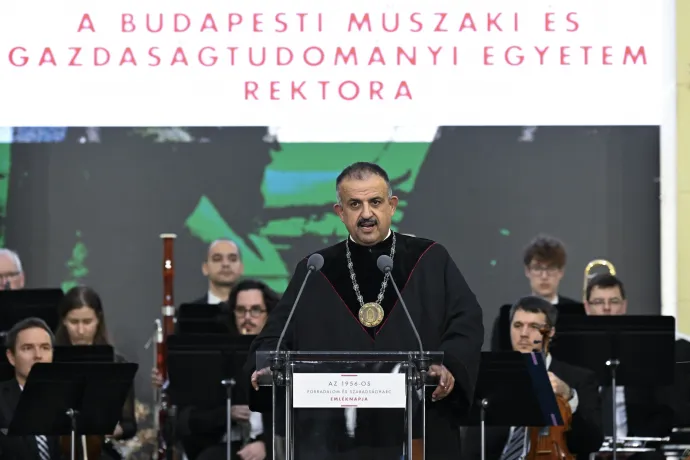 Charaf Hassan rektor beszédet mond az 1956-os forradalom és szabadságharc 68. évfordulója alkalmából tartott ünnepi megemlékezésen a Budapesti Műszaki és Gazdaságtudományi Egyetem aulájában 2024. október 22-én – Fotó: Kovács Tamás / MTI