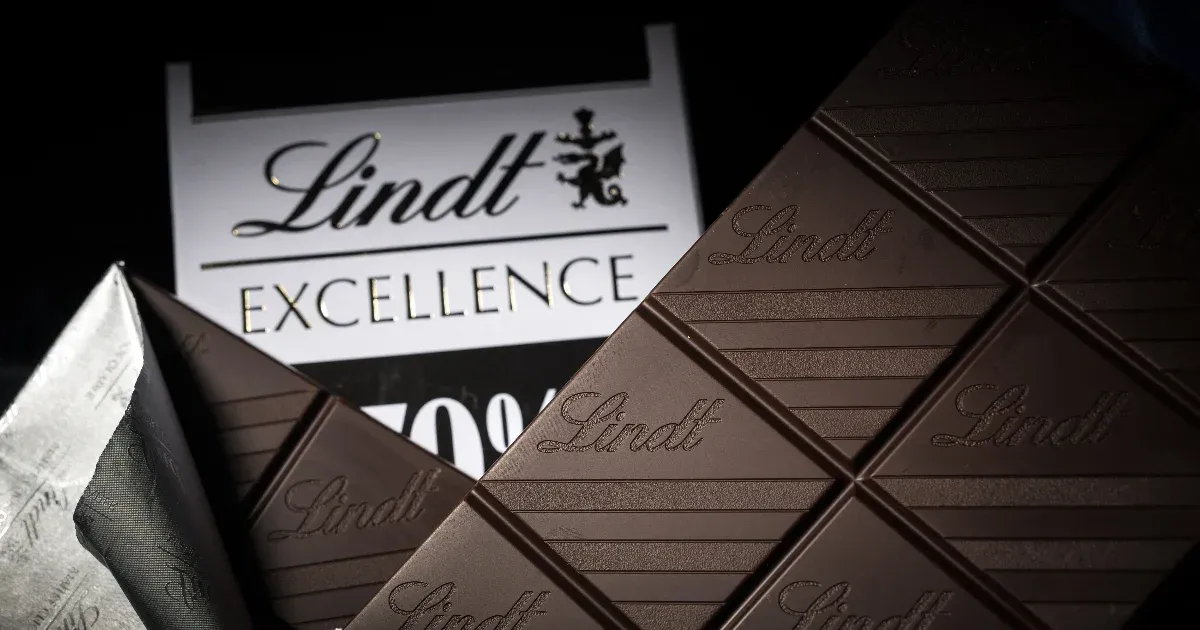 A Lindt beismerte, hogy a szlogenjében szereplő kiválóság és legfinomabb anyagok használata csak üres reklám, miután beperelték a csokiban talált nehézfémek miatt