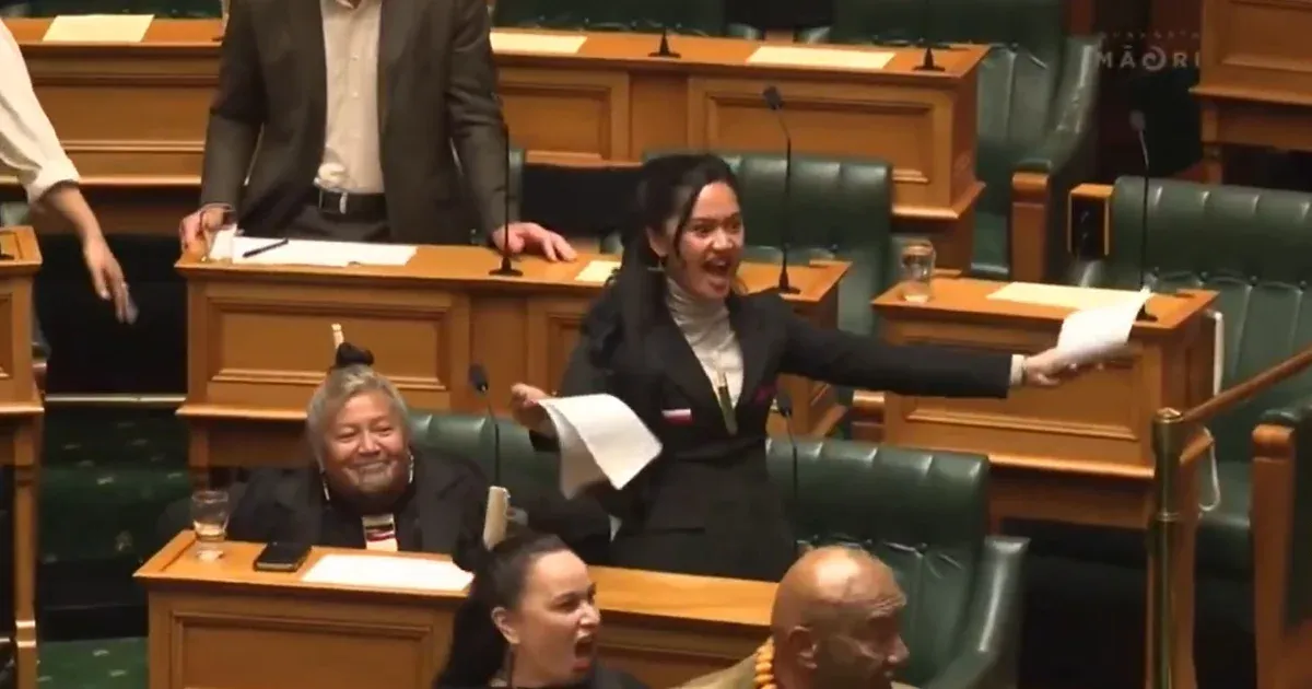 Maori haka táncba kezdett az új-zélandi ellenzék a parlamentben, így tiltakoztak egy törvényjavaslat ellen