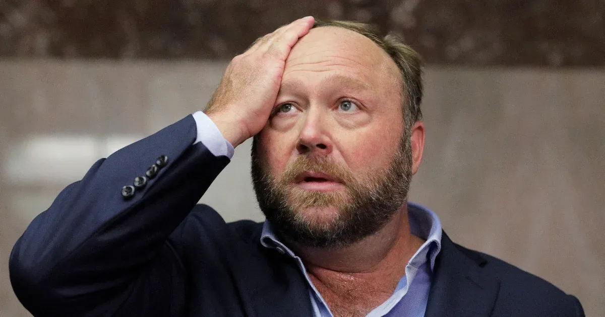 Az Onion szatirikus hírportál veszi meg a konteós InfoWars oldalt, amiről Alex Jones kénytelen volt lemondani