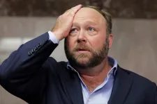 Az Onion szatirikus hírportál veszi meg a konteós InfoWars oldalt, amiről Alex Jones kénytelen volt lemondani