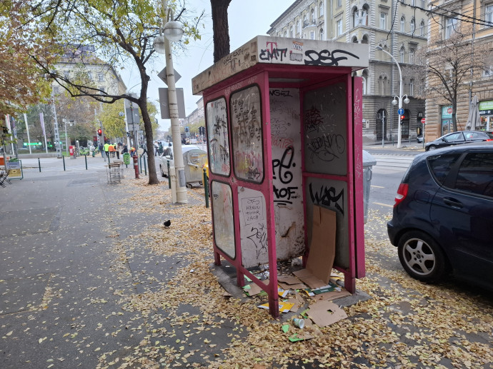 Telefonfülke a Nagykörúton, 2024 novemberében. Fotó: G7