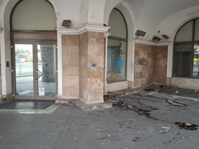 A Raiffeisen Bank egykori fiókjának bejárata az Üllői út sarkán, 2024 novemberében. Fotó: G7