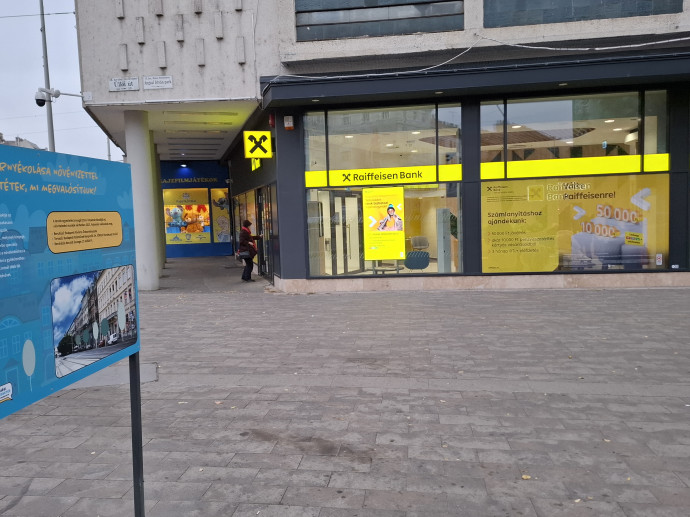 A Raiffeisen Bank másik oldalra átköltözött új fiókja, 2024 novemberében. Fotó: G7