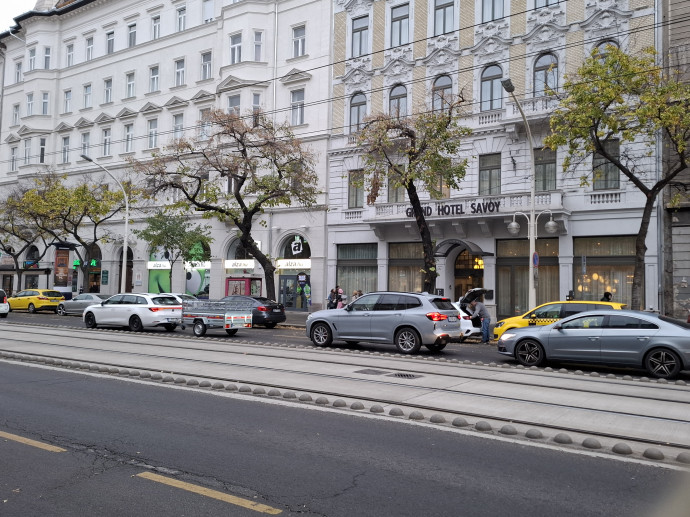 A József körút egy szerencsésebben kinéző szakasza. Fotó: G7