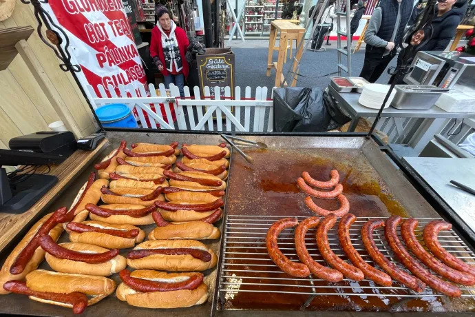 Turbó hot dog 7000, sült krumpli 3000 – megnyíltak a belvárosi karácsonyi vásárok