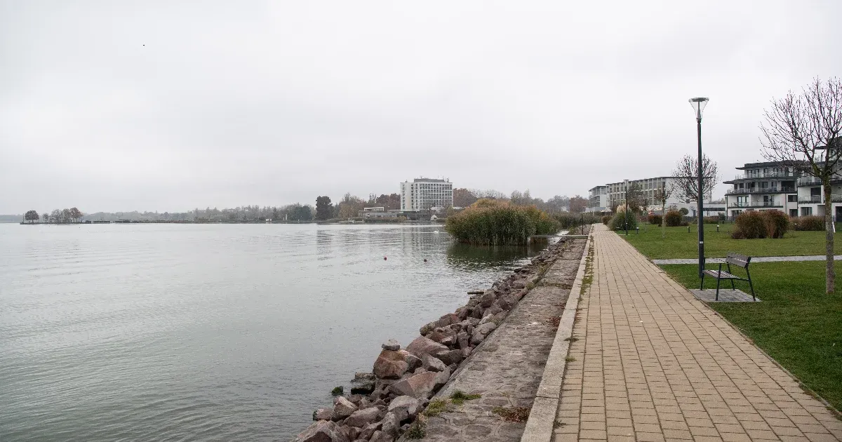 Amíg nem derül ki valakiről, hogy korrupt vagy a régi gazdáinak dolgozik, maradhat