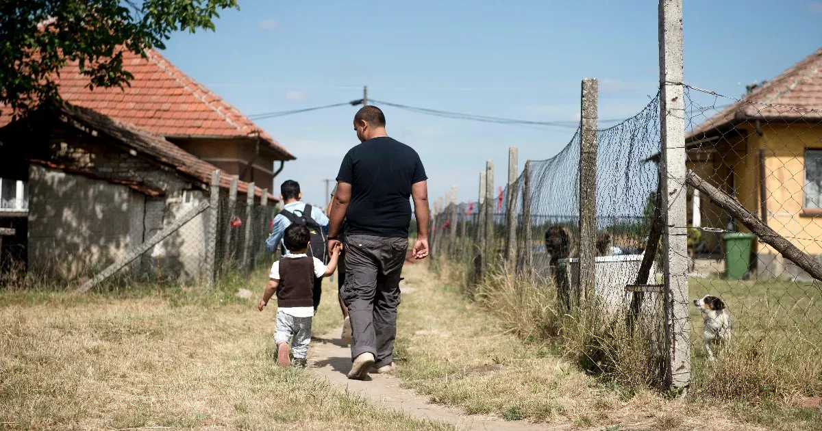 A kormány nem megfeledkezett a szegényekről, hanem direkt tartja őket a szegénységben