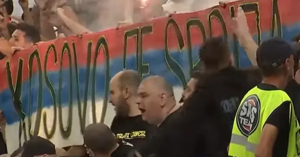 Levonult a pályáról a koszovói válogatott Romániában, mert a hazai szurkolók Szerbiát éltették
