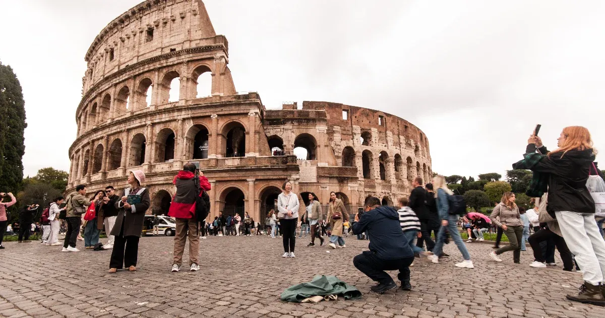 Az olaszok kiakadtak, hogy az Airbnb beöltözős szerepjátékot szervez a Colosseumba