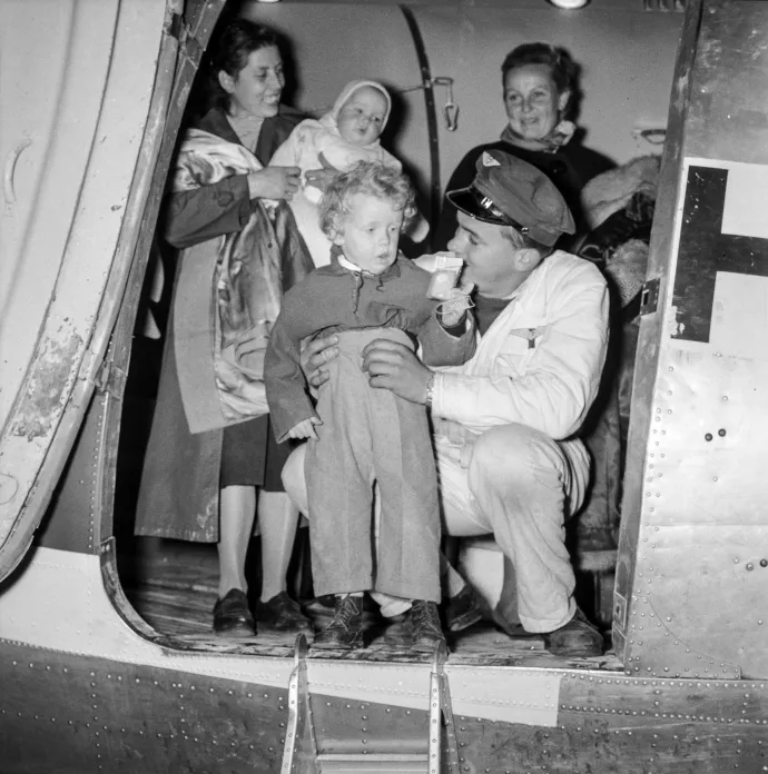 A Swiss Air Line repülőjén érkezett magyar menekültek fogadása a repülőtéren – Fotó: Comet Photo AG / Jack Metzger/ Fortepan