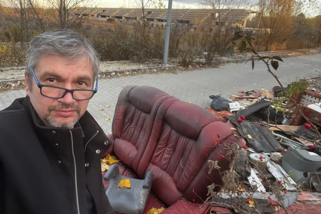 „Ezekben a képekben is benne van minden nyomorunk” – szellemstadionnál járt Hadházy Ákos – Forrás: Telex.hu