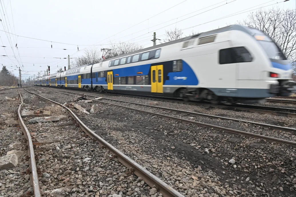 Pályakarbantartás miatt máshogy közlekednek a vonatok Győr és Pécs felé is hétfőn és kedden – Forrás: Telex.hu