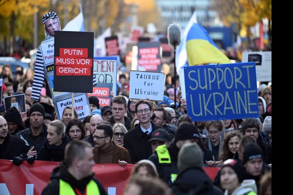 Putyin-ellenes tüntetés szerveztek Berlinben, Alekszej Navalnij özvegye is a tiltakozókkal vonult