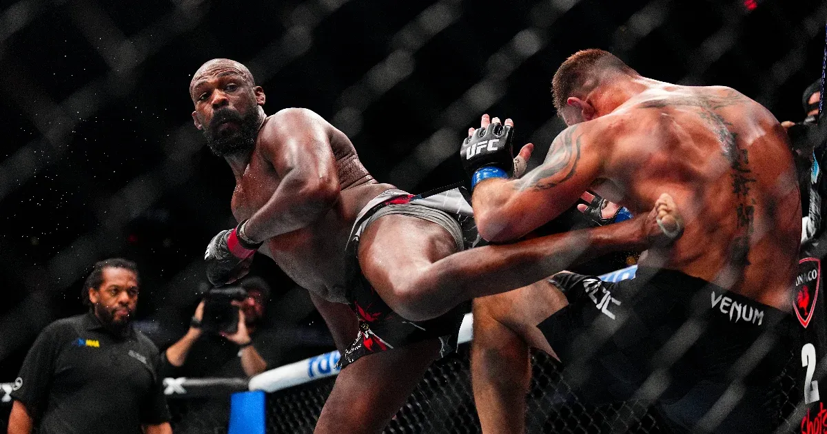 Trump és Musk előtt rúgta le ellenfele bordáját a UFC nehézsúlyú világbajnoka
