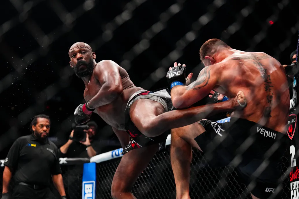 Trump és Musk előtt rúgta le ellenfele bordáját a UFC nehézsúlyú világbajnoka – Forrás: Telex.hu