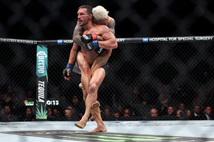 Szép az, ami kontextus nélkül tetszik: Michael Chandler Charles Oliveirával a hátán sétál a UFC 2024 november 17-i gáláján Fotó: Sarah Stier / Getty Images