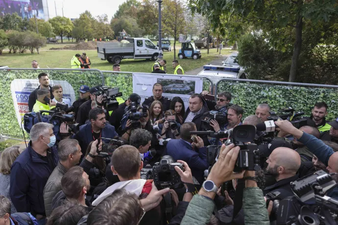 A főpolgármester a sajtó kíséretében megérkezik az Unirii téren zajló építkezéshez, de a helyi rendőrök elzárják az útját – Fotó: Octav Ganea / Inquam Photos 