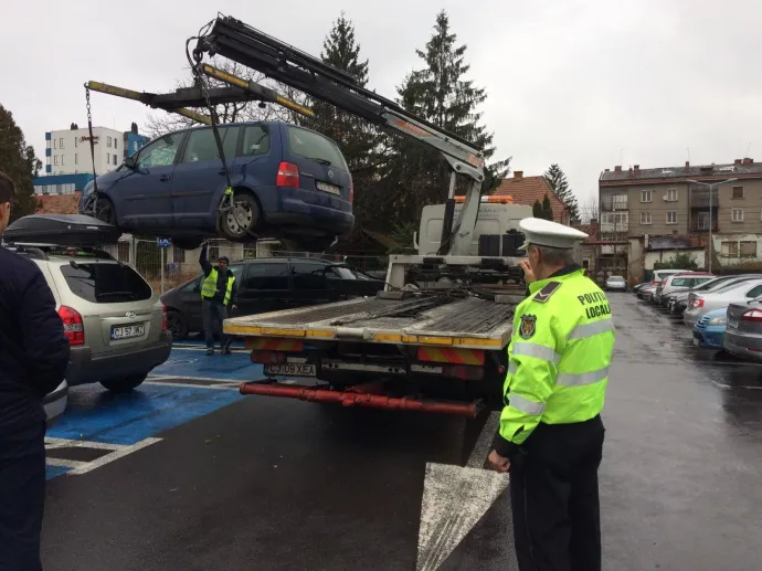 A kolozsvári helyi rendőrség szabálytalanul parkoló autót szállít el – Fotó: kolozsvári helyi rendőrség 