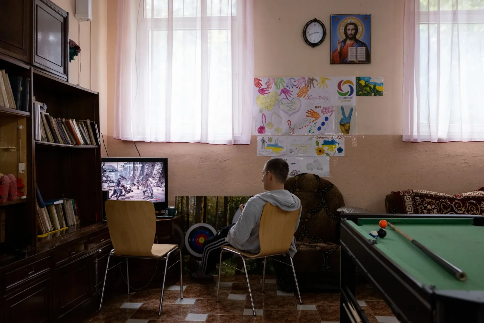 In the common area of the psychiatric clinic in Chikosh-Horonda, not only can patients eat lunch, but they can also read and play games