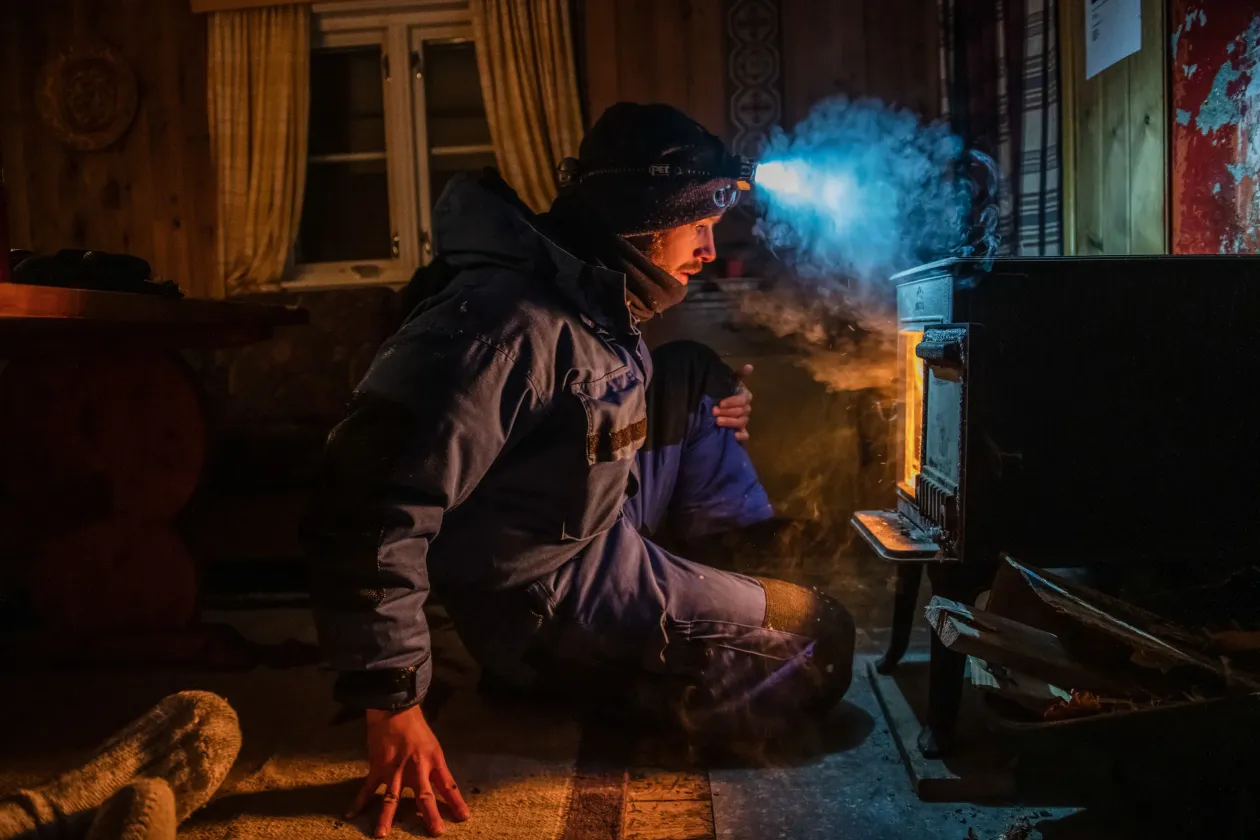 Sunniva Berge Mo, a Kings Bay AS könyvelője egy estét tölt kutyáival a Ny-Ålesund kutyaudvarában. / Yohann Dulong, a francia–német AWIPEV Sarkvidéki Kutatóbázis logisztikai mérnöke (2021–2022) tüzet rak a Gåsebu kabinban, amely néhány kilométerre található Ny-Ålesundtól a Spitzbergákon – Fotó: Esther Horvath