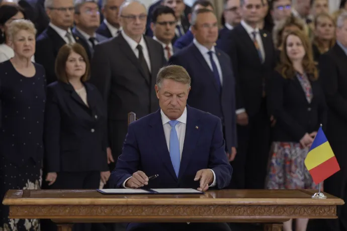 Iohannis aláírja az új tanügyi törvényt – Fotó: Octav Ganea / Inquam Photos