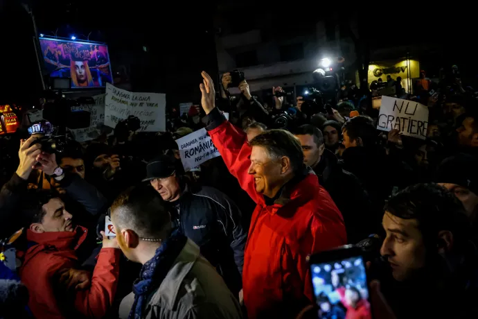 A tüntetők között – Fotó: Andrei Pungovschi / AFP