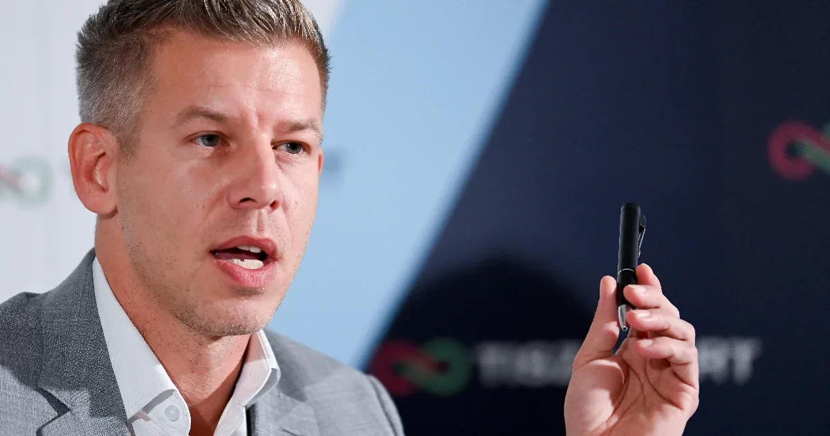 Magyar Péter mutatott egy kémtollat, amit állítása szerint az irodájukban találtak