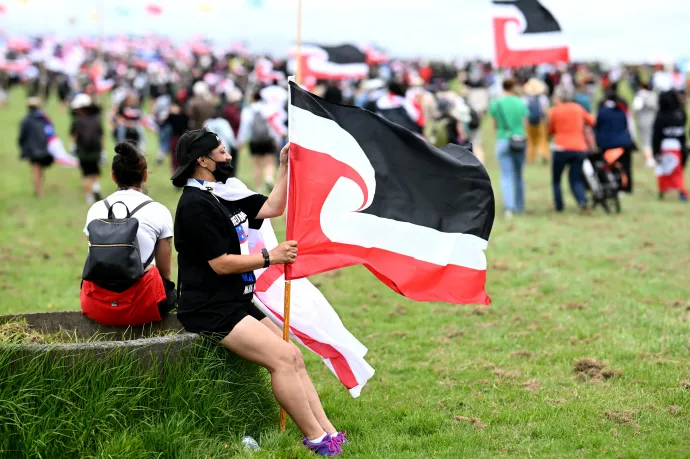 Tüntetők a hullámtarajos zászlóval Aucklandben – Fotó: Hannah Peters / Getty Images