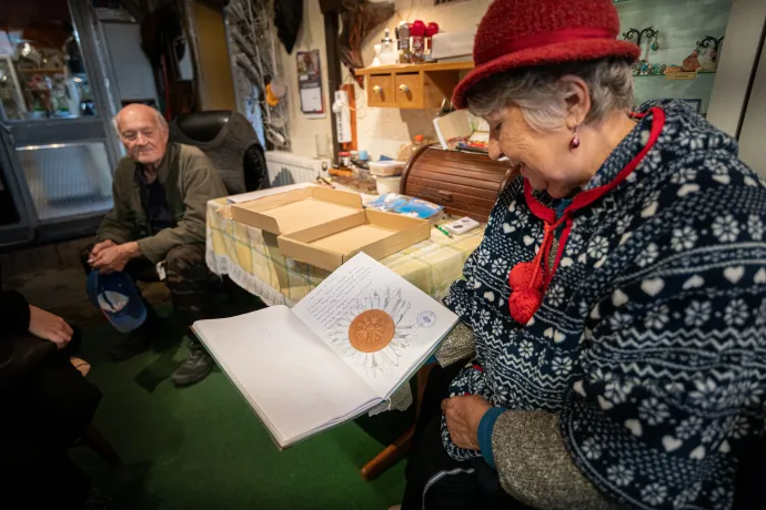 Fent Oláh Károly trófeái közül néhány, lent a felesége, Irénke mutatja egyik vendégkönyvét – Fotó: Szűcs Dániel / Szegeder / Telex