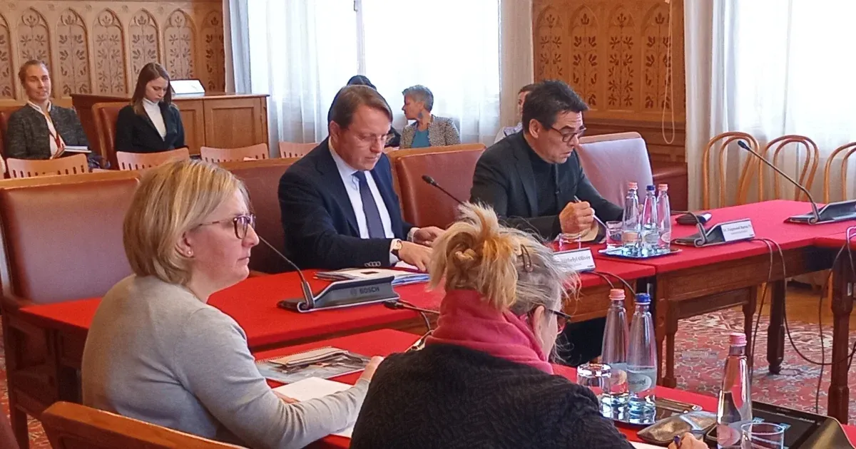 Várhelyi: Az EU bővítése befektetés a hosszú távú békéjébe