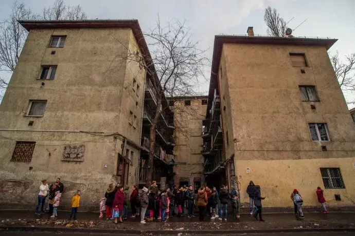 Megkezdődött a Hős utcai telep egyik háztömbjének bontása