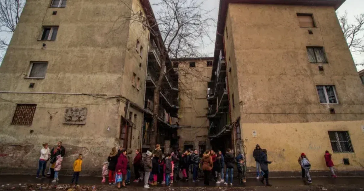 Megkezdődött a Hős utcai telep egyik háztömbjének bontása
