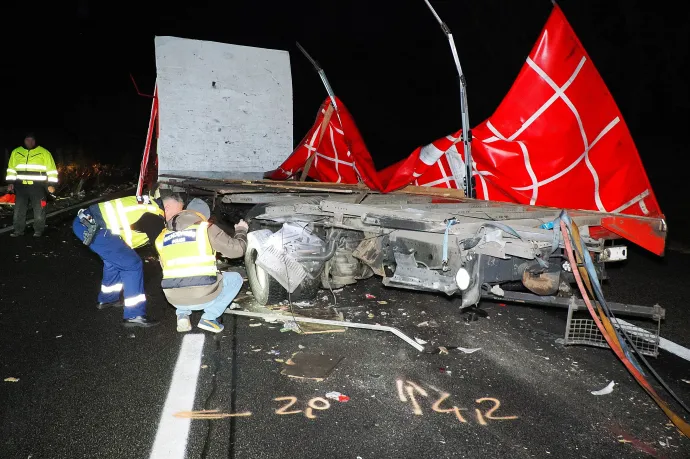 Kamionok ütköztek és borultak fel az M5-ösön, lezárták az autópályát