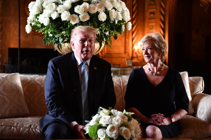 Donald Trump Linda McMahonnal 2019. március 29-én a floridai Palm Beachen, Trump Mar-a-Lago birtokán – Fotó: Nicholas Kamm / AFP