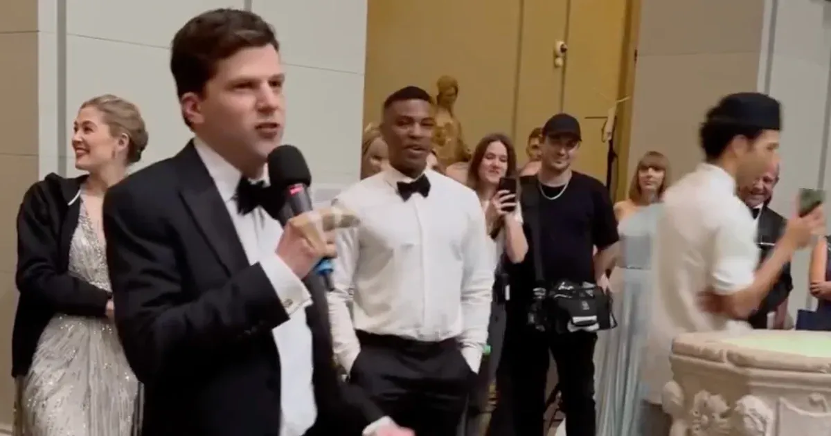 A Szépművészeti Múzeumban mondott köszönetet Jesse Eisenberg a Szemfényvesztők 3 stábjának