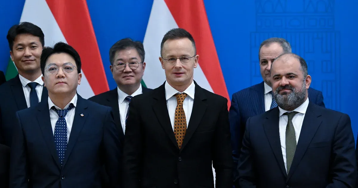 Újabb koreai gyár építését jelentette be Szijjártó a budapesti agglomerációba
