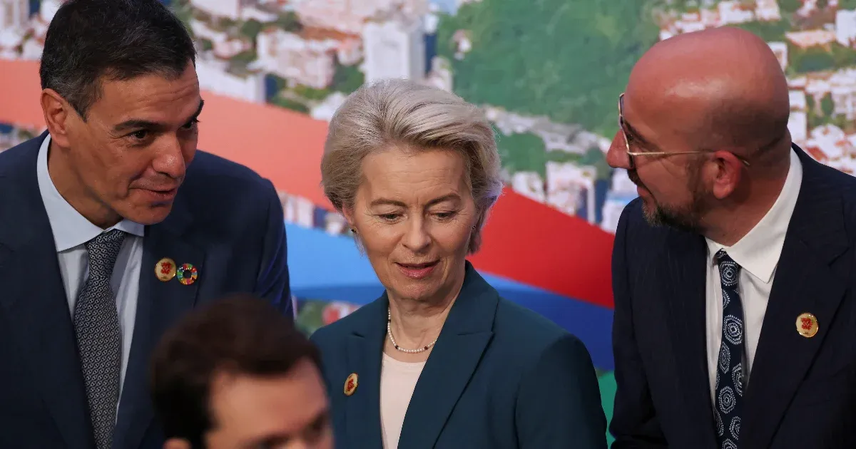 Rosszul lett egy utas a brüsszeli repülőjáraton, Ursula von der Leyen látta el