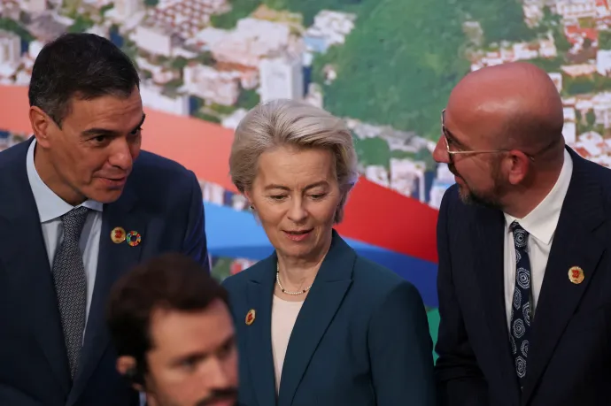 Rosszul lett egy utas a brüsszeli repülőjáraton, Ursula von der Leyen látta el