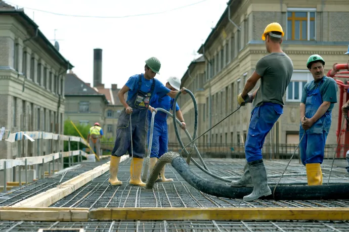 Portfolio: Három év alatt 36 százalékkal emelik majd a minimálbért