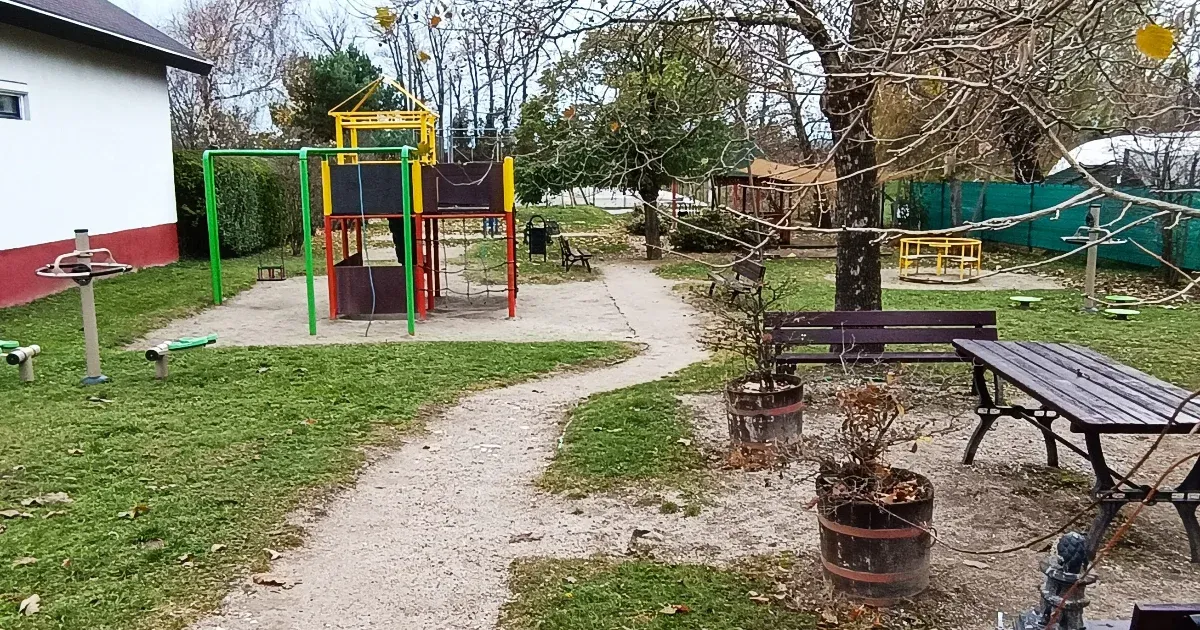 Nincs pénze az önkormányzatnak zajvédő falra, bezárják a sörédi játszóteret
