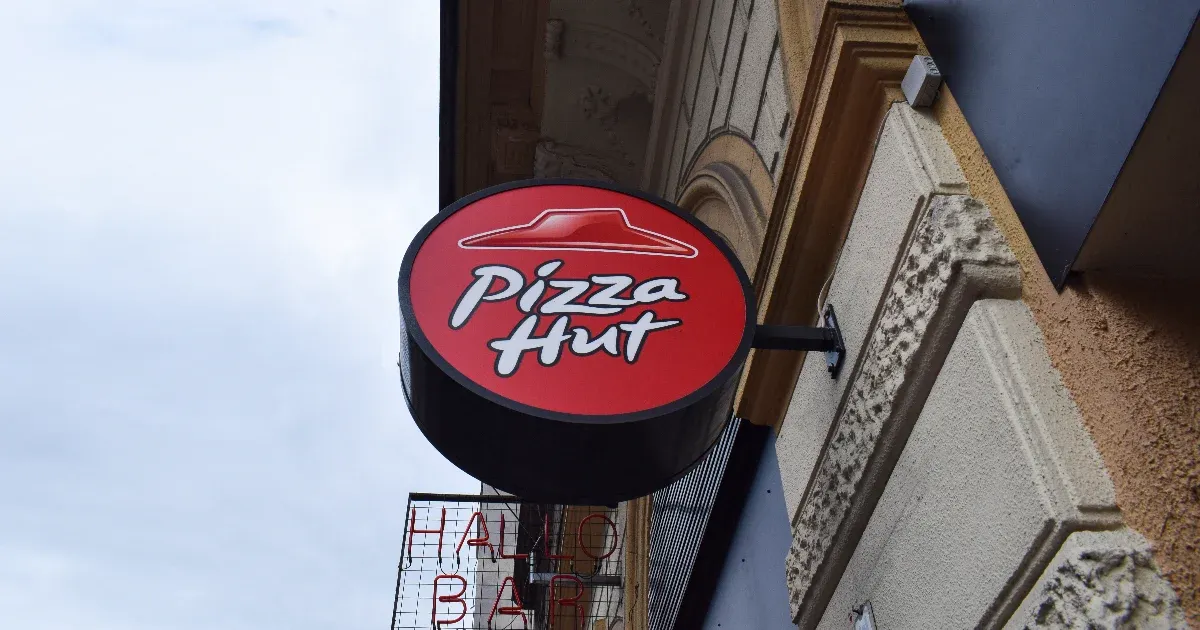 A Pizza Hut feltalálta a pincér fogalmát
